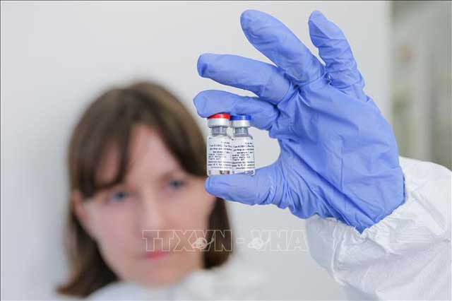 Nga tiêm phòng vaccine ngừa COVID-19 cho nhóm có nguy cơ cao