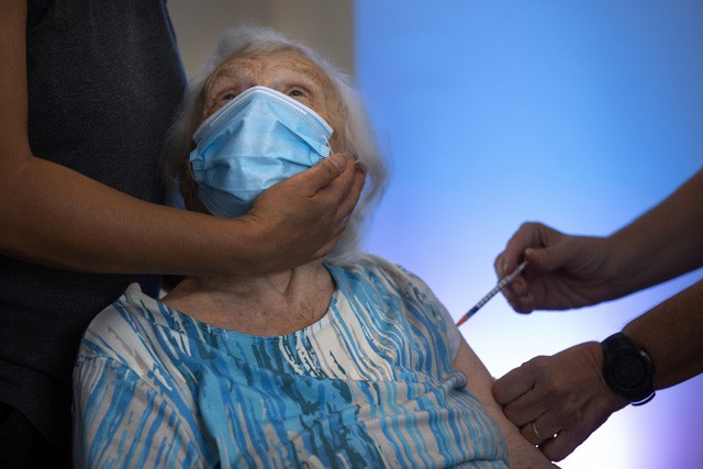 Người đã tiêm vaccine COVID-19 vẫn có thể phát tán virus SARS-CoV-2