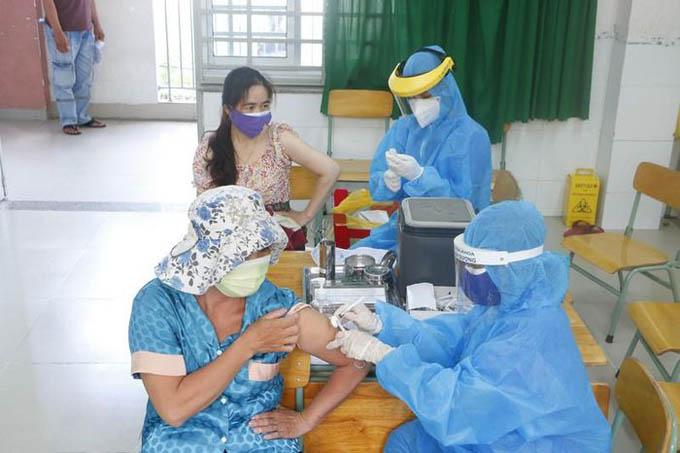 Một số tỉnh, thành đang xem xét về 'thẻ xanh vaccine' cho dân đi lại