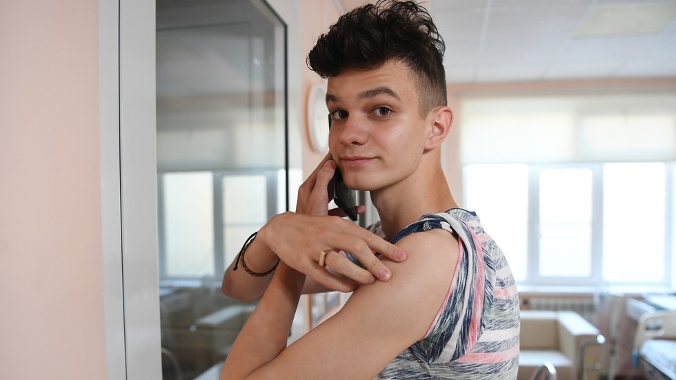 Nga phê duyệt tiêm phòng vaccine ngừa COVID-19 cho nhóm từ 12-17 tuổi