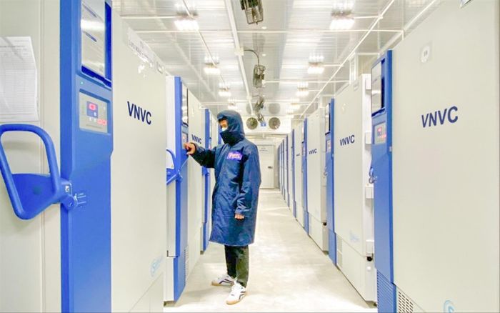 Hơn 200 nghìn liều vắc xin ngừa COVID-19 về tới Tân Sơn Nhất sáng nay