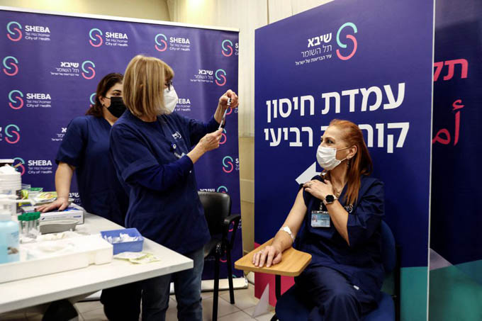 Quốc gia đầu tiên tiêm mũi vaccine Covid-19 thứ 4 cho dân