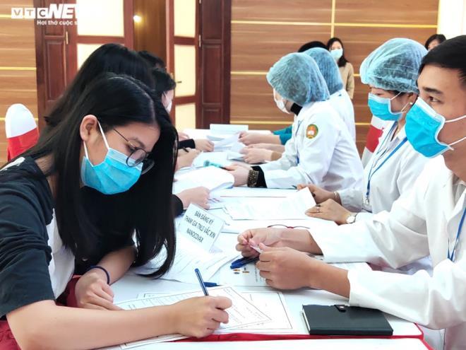 Ngày mai, tiêm vaccine COVID-19 liều thấp nhất cho 17 người còn lại
