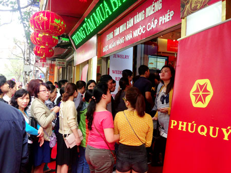 Nhộn nhịp mua vàng cầu may ngày Thần tài