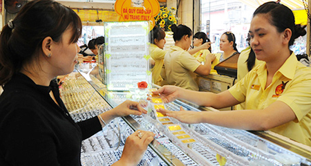 Thị trường bấn loạn, dân Việt lo giữ chặt túi tiền