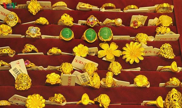 Giá vàng thế giới giảm mạnh, thấp hơn cả giá vàng trong nước