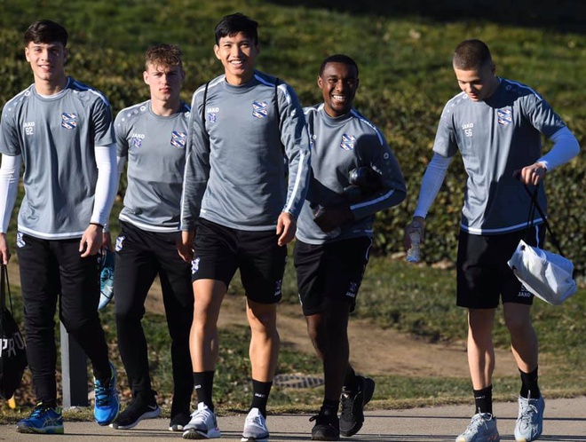 Văn Hậu xuất hiện nổi bật trong dàn cầu thủ Heerenveen