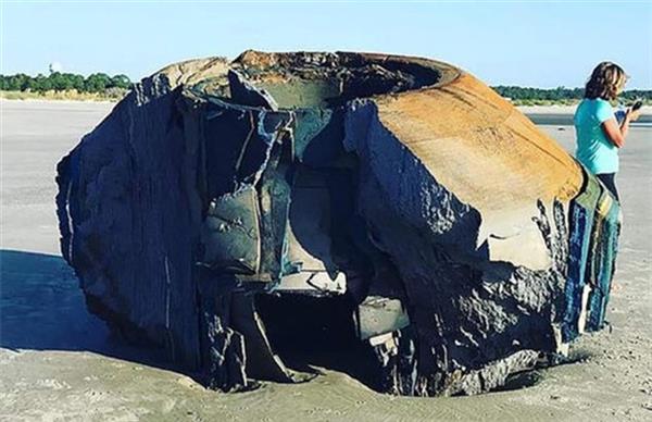 Vật thể lạ trôi vào bãi biển ở Mỹ nghi là UFO