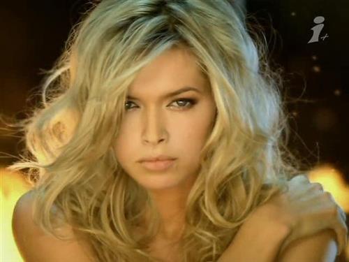 Video: Nữ ca sĩ Nga mặc váy xẻ, nhảy lên nóc ô tô cứu người tình