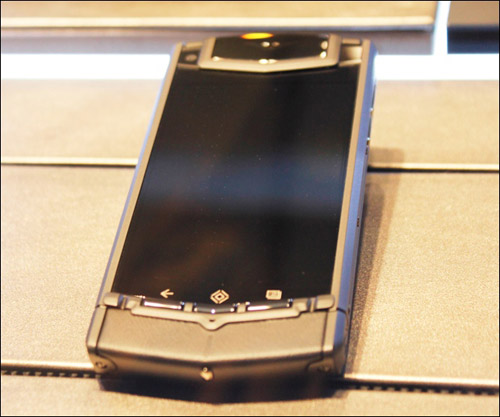 Cận cảnh 'dế' Vertu Ti giá 220 triệu đồng tại Việt Nam