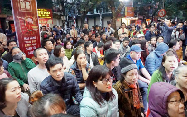 Ngày vía Thần tài: Xếp hàng từ 1 giờ sáng, chen chân chờ mua vàng cầu may