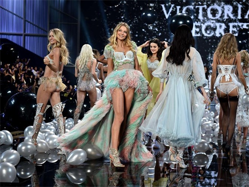 Mãn nhãn với màn trình diễn thời trang Victoria's Secret