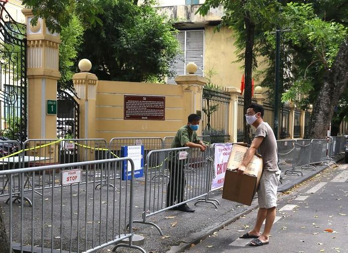 Tiếp tế cho người dân trong khu phong tỏa Bệnh viện Việt Đức