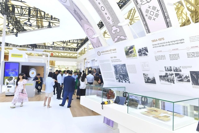 Chiêm ngưỡng bản đồ Việt Nam bằng tiền tại Triển lãm thành tựu đất nước