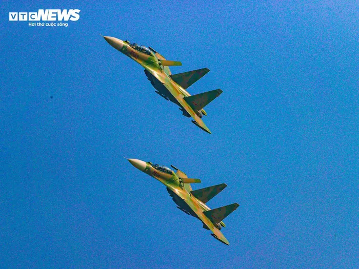 Chiêm ngưỡng ''hổ mang chúa' Su-30MK2 nhào lộn trên bầu trời Hà Nội