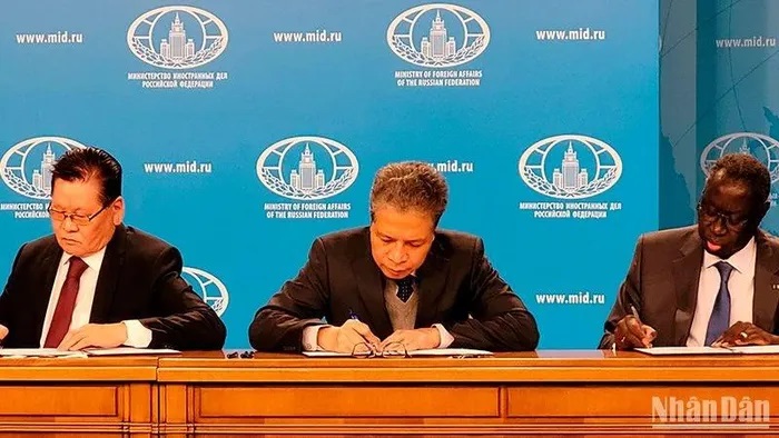 Đại sứ Việt Nam tại Nga Đặng Minh Khôi viếng và ghi sổ tang chia buồn tại Bộ Ngoại giao Nga