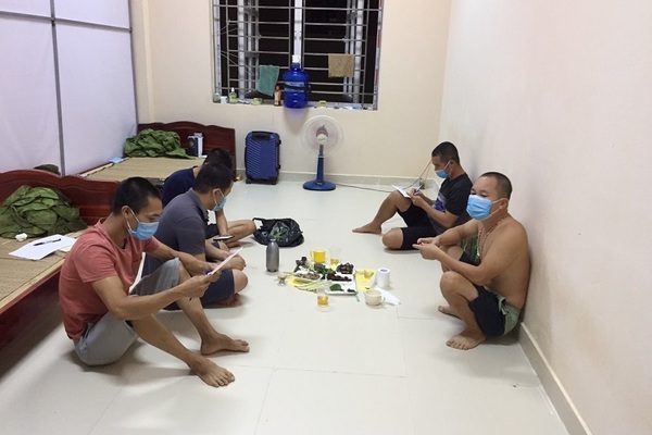 5 người về từ vùng dịch tụ tập ăn uống trong khu cách ly tập trung