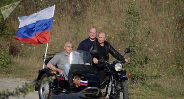 Vì sao Tổng thống Putin luôn chở lãnh đạo Crimea?