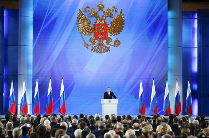 Nước Nga trước thông điệp liên bang của Tổng thống Vladimir Putin: Căng ngoài, khó trong