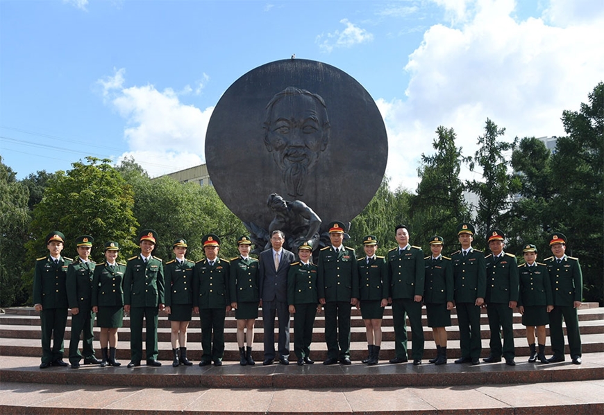 Đoàn Quân đội nhân dân Việt Nam dâng hoa tại Tượng đài Chủ tịch Hồ Chí Minh ở Moscow