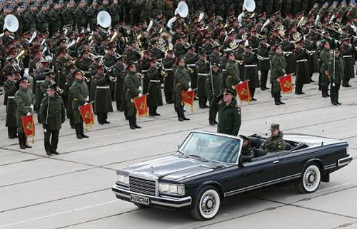 Giữa muôn trùng vây, Nga kiêu hãnh diễu binh hoành tráng nhất