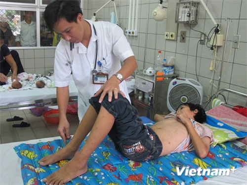 Cứu sống bé trai bị nhiễm trùng huyết nặng do vết xước ngoài da