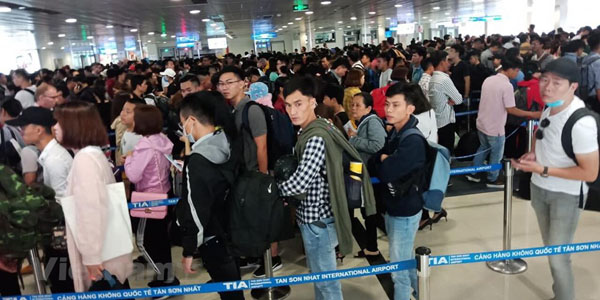 Cận cảnh sân bay Tân Sơn Nhất kẹt cứng người về quê ăn Tết