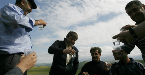 Tổng thống Putin: “Kiềm chế giá rượu vodka để bảo vệ sức khỏe cho dân”