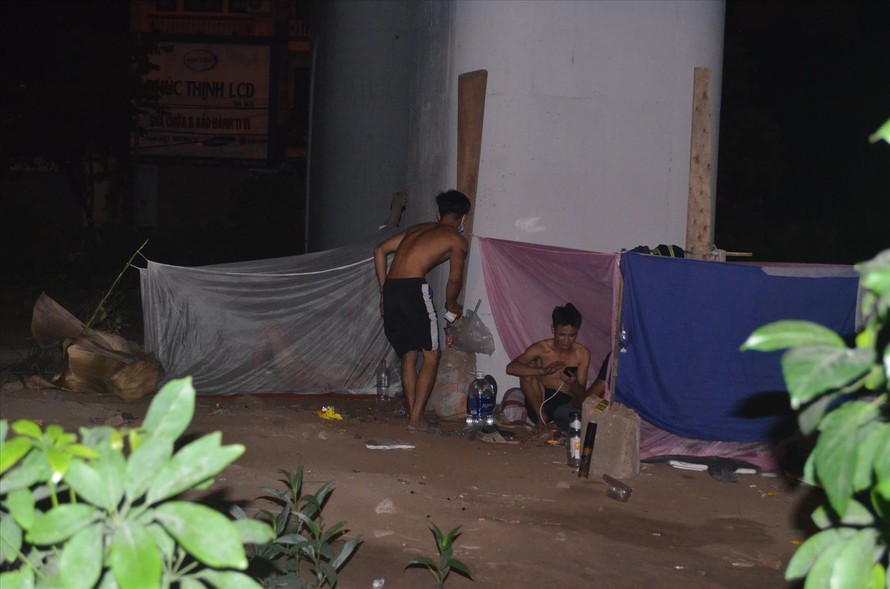 Những cảnh đời dạt vỉa hè, gầm cầu mùa dịch ở Hà Nội