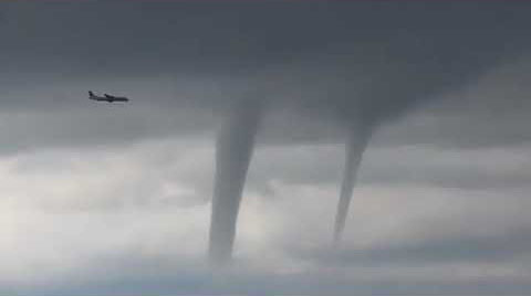 Cảnh tượng hy hữu: Máy bay hạ cánh giữa các vòi rồng trên biển ở Sochi