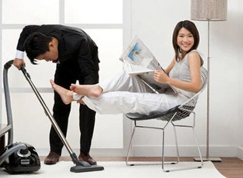 Với bồ, chồng chăm chỉ như người giúp việc