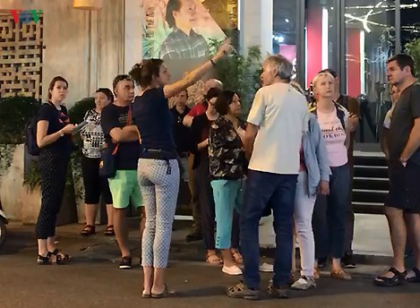 Hướng dẫn viên người nước ngoài ngang nhiên dẫn khách ở Hà Nội