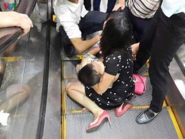 Bé 3 tuổi bị dập bàn chân khi đi thang cuốn ở Trung tâm thương mại