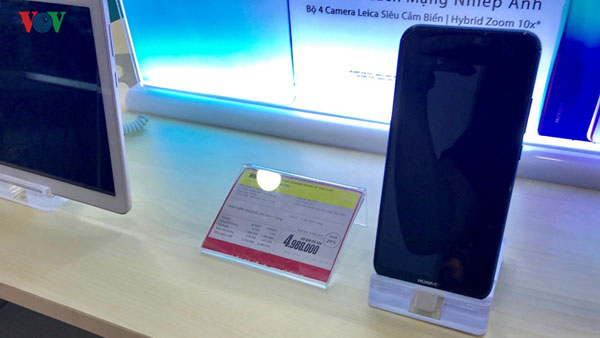Điện thoại Huawei: Người dùng bán “tháo”, nhà buôn khuyến mại 