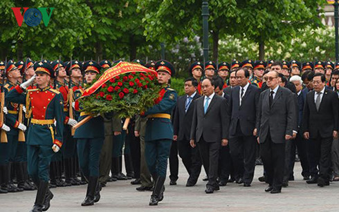 Thủ tướng Nguyễn Xuân Phúc vào Lăng viếng Lenin
