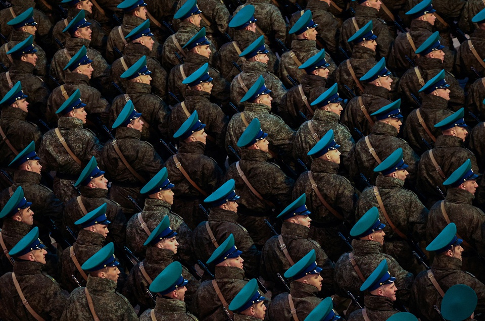 Loạt binh sĩ Nga cùng vũ khí diễn tập trong đêm ở Quảng trường Đỏ