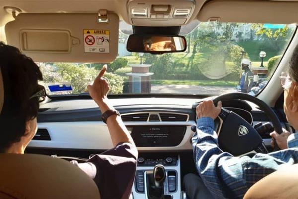 Thủ tướng 94 tuổi của Malaysia lái xe chở vợ đi hẹn hò gây bão MXH