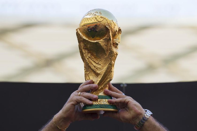 World Cup hai năm một lần, kẻ gật người lắc