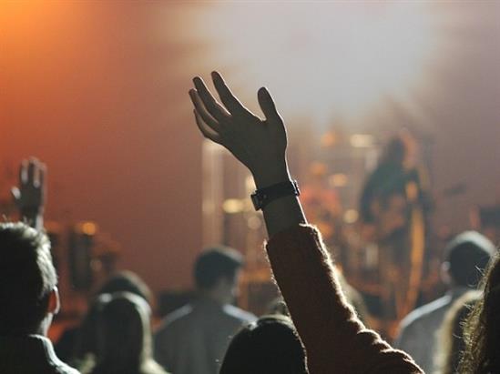 Moskva: Nên mặc quần áo màu tươi sáng và đi dạo trong mùa hè mưa lạnh