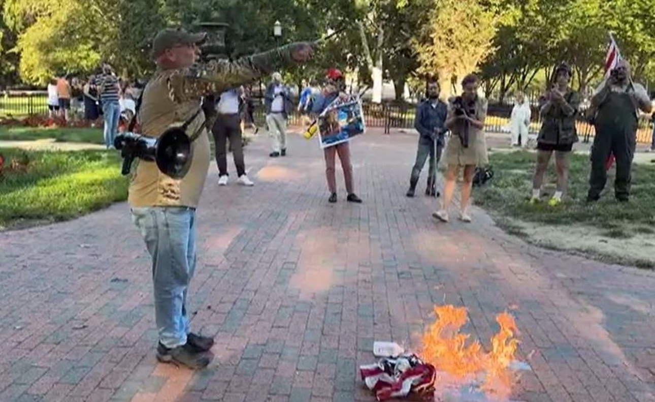 Người đầu tiên bị bắt sau khi Tổng thống Trump ký sắc lệnh bỏ tù những ai đốt quốc kỳ Mỹ