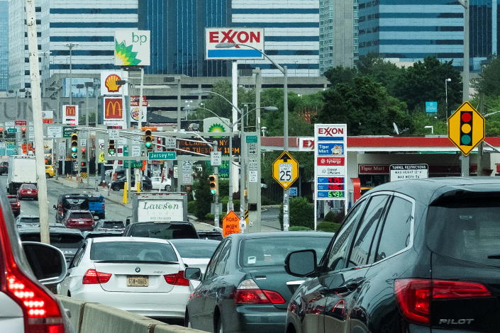 Chuyên gia Mỹ chỉ ra điều duy nhất có thể khiến giá xăng giảm