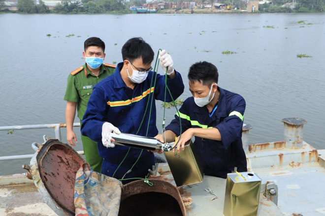 Bắt giữ cán bộ hải quan có hành vi nhận hối lộ từ nhóm làm xăng giả