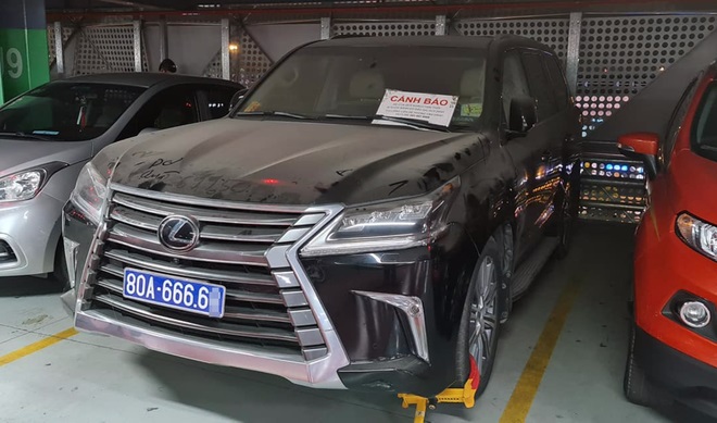 Xe biển xanh 80A gửi sân bay Tân Sơn Nhất 5 tháng không ai nhận phải khóa bánh