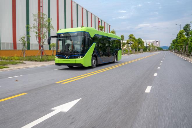 Xôn xao hình ảnh xe buýt điện VinFast trên đường phố