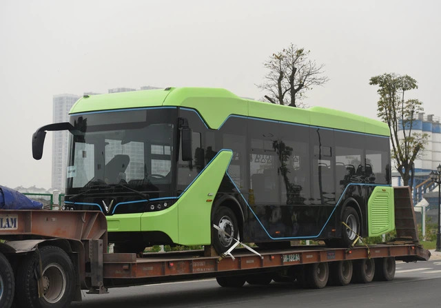 Lộ ảnh xe bus điện VinFast được vận chuyển về Hà Nội