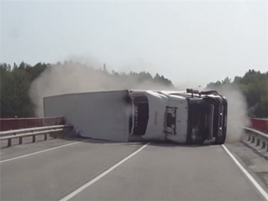 [Video] Nga: Xe tải lật kinh hoàng như trong phim Final Destination