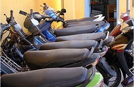 Phát hiện 8 xe máy bị trộm trong nhà... công an