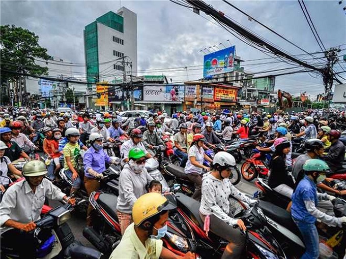 Chẳng nước nào dân lười đi bộ như ở ta, một bước cũng lên xe máy