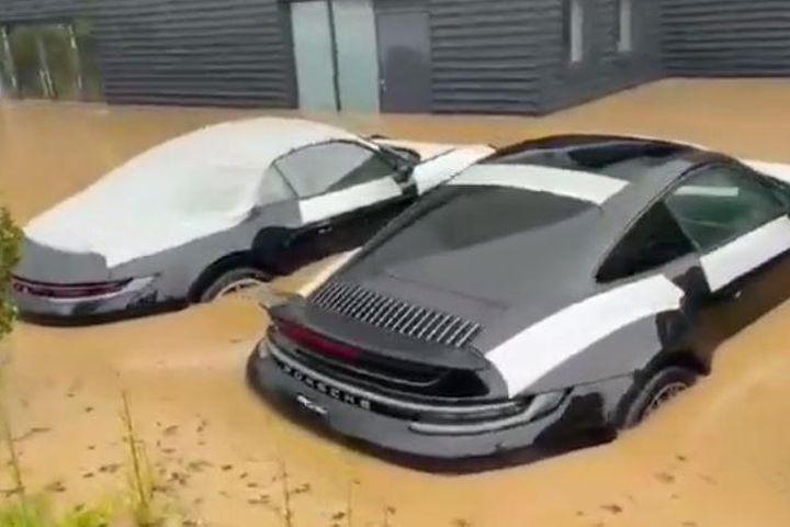 Dàn xe Porsche bị ngâm trong nước lũ tại Đức