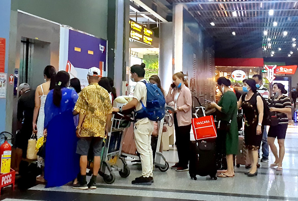 Đi máy bay không mệt bằng từ sân bay về nhà